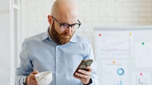 Informação Centralizada vs. Caos no WhatsApp: O Guia para Reter a Atenção dos seus Vendedores de Campo